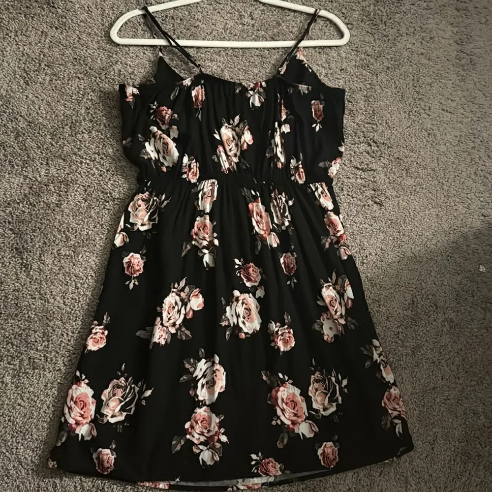 Cutsie flowery dress. Women’s XL. Adjustable thin straps. - Picture 3 of 4